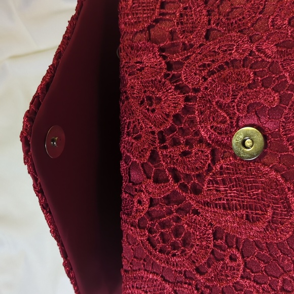Elegant Red Lace Clutch - Picture 4 of 5